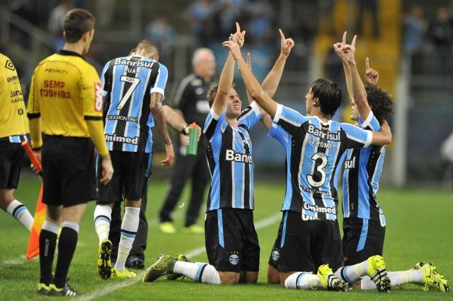 Jogadores do Grêmio comemoram vitória importantíssima e não descartam briga por título