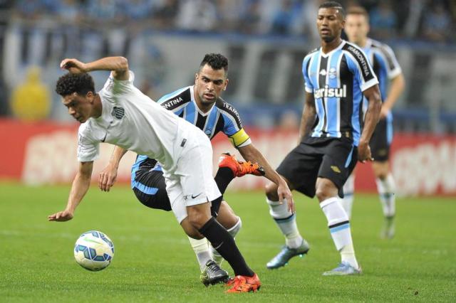 Vice de futebol do Grêmio diz que clube vai manter política de pés no chão em caso de Libertadores