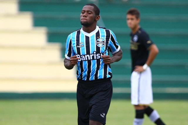 Sem acordo para renovação, lateral-direito Tinga deixa o Grêmio