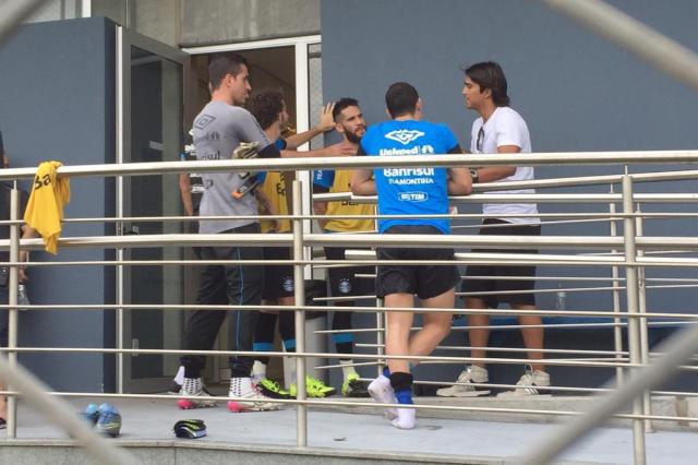 Com visita de Marcelo Moreno, Grêmio faz treino de finalizações