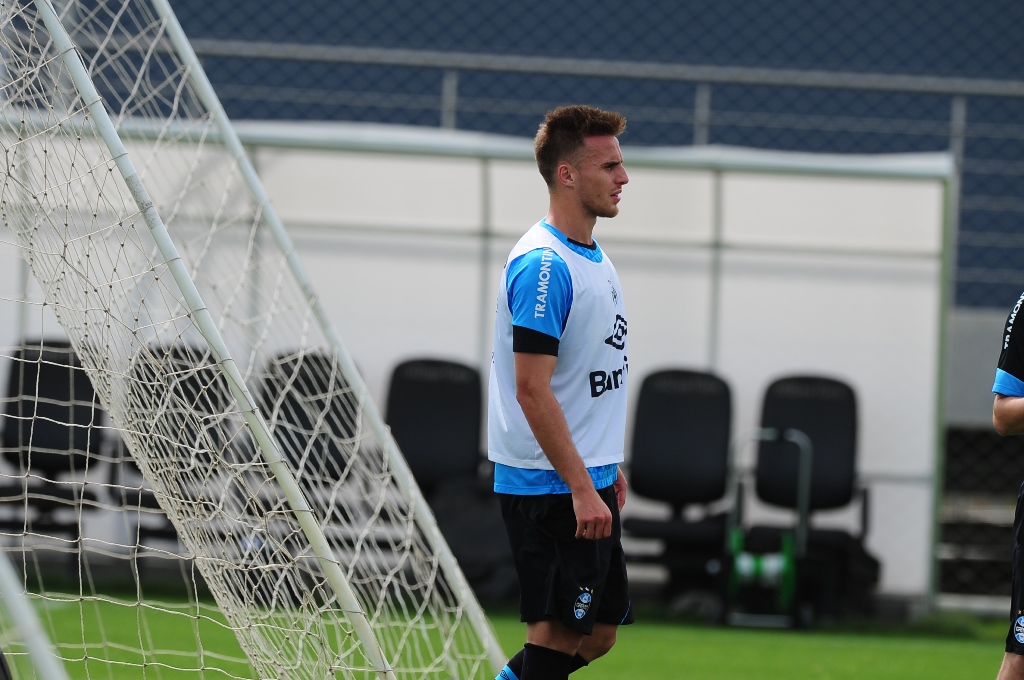 Roger testa Bressan na zaga do Grêmio para encarar o Fluminense