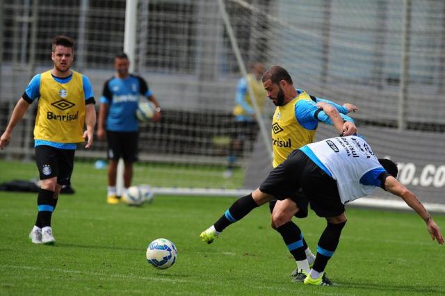 Edinho treina com bola e disputa vaga com Ramiro no meio-campo