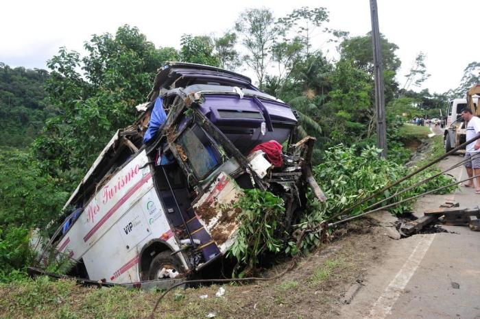 Ônibus de sacoleiros cai em ribanceira e deixa dois mortos e 15