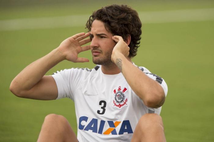 Caíque França, goleiro do Corinthians, passa por cirurgia