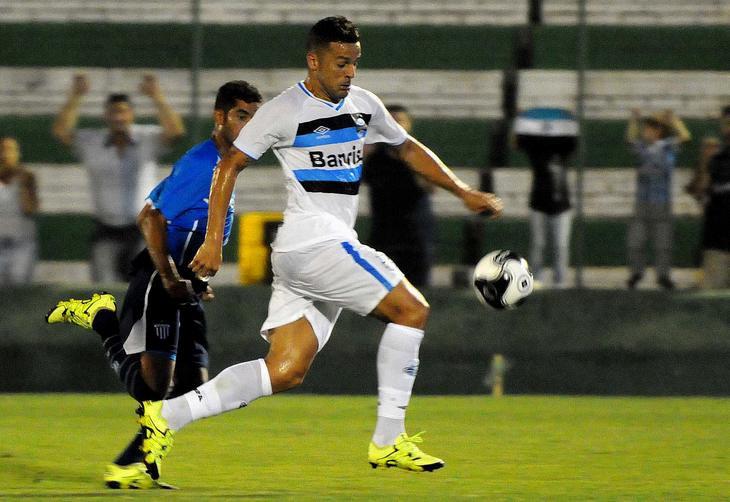 Bobô perde penâlti, e Grêmio empata em 2 a 2 com o Avaí