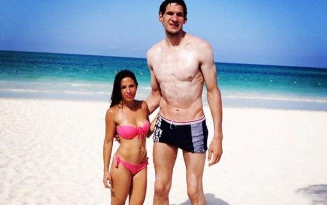 Gigante da NBA faz sucesso ao lado da mulher baixinha - Fotos - R7  Olimpíadas