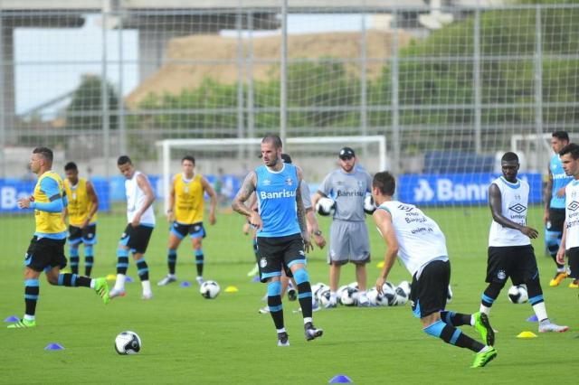 Treino do Grêmio indica estreia de Fred na quarta e marca retorno de Giuliano aos trabalhos com bola