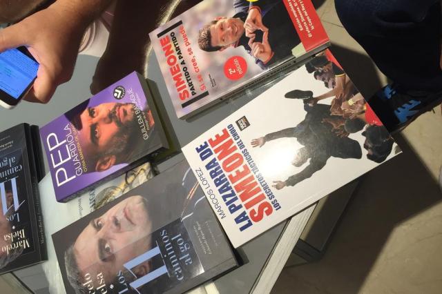 Comissão gremista aproveita viagem à Argentina para comprar livros sobre futebol