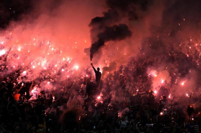 Futebol é Arte, Ousadia Faz Parte - O Corinthians prepara uma queima de  fogos, show de luzes, fumaça no Setor Norte, um gavião inflável e muita  festa para a entrada dos jogadores