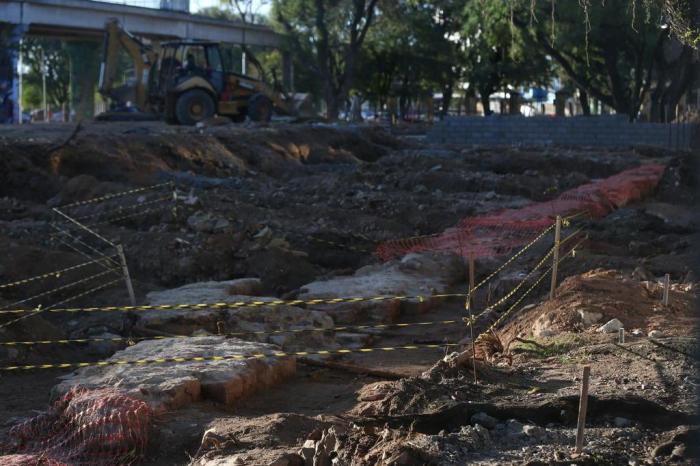 Obras em praça junto ao Gasômetro revelam estrutura do "local mais temido da Capital por 100 anos"