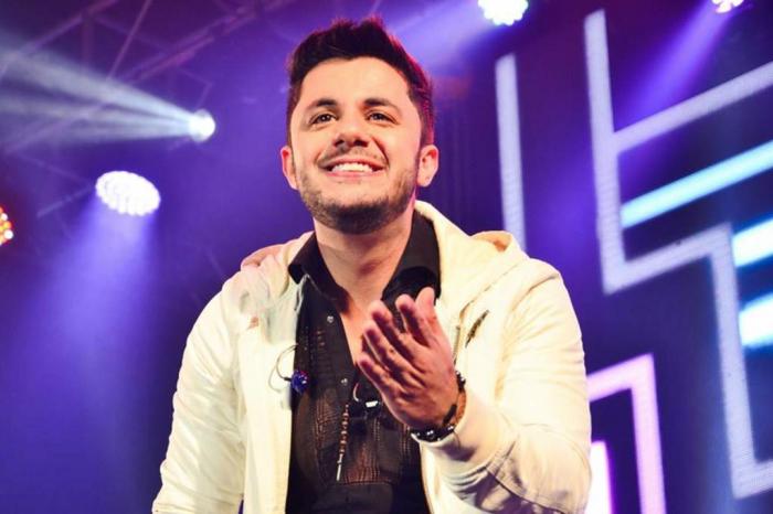 Cantor sertanejo Cristiano Araújo morre em acidente de carro em Goiás