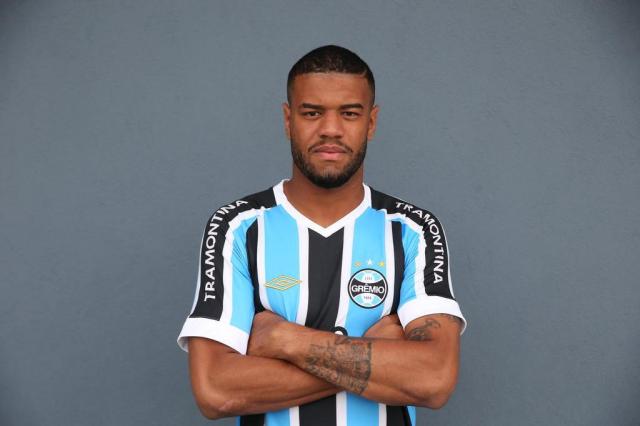 A pedido de Ceni, São Paulo quer comprar lateral-esquerdo do Grêmio