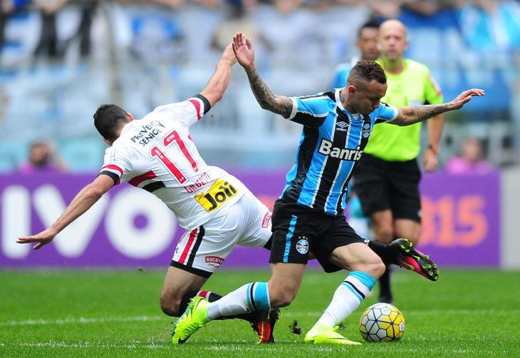Com gol de Douglas, Grêmio vence São Paulo e encosta nos líderes do Brasileirão
