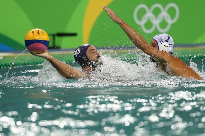 FOTOS: Polo aquático? Jogo da Copinha em campo 'inundado' viraliza na web