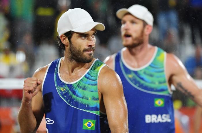 Brasiliense Bruno Schmidt é eleito o melhor jogador de vôlei de praia da  temporada em 2015