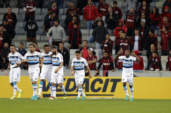 PORTO ALEGRE - RS - 24/07/2016 - BRASILEIRO A 2016, GREMIO X SAO PAULO -  Jogador Bolanos do Gremio disputa lance com jogador Wesley do Sao Paulo  durante partida pelo Campeonato Brasileiro