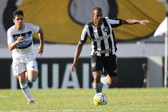 Henrique Almeida culpa gramado por derrota do Grêmio