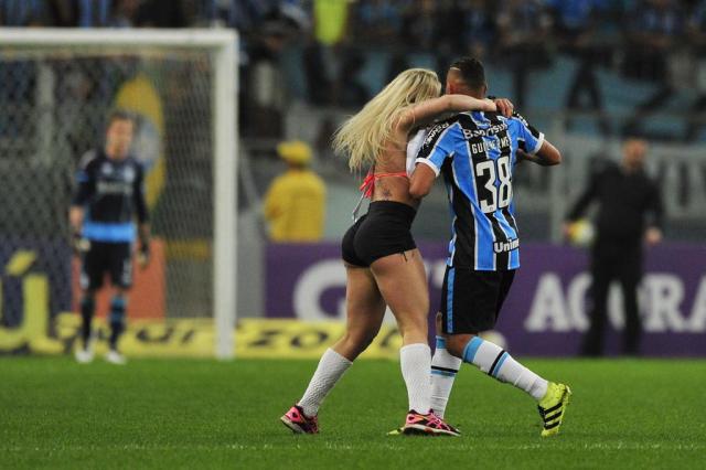 Miss Bumbum pede desculpa ao Grêmio e aos torcedores por invadir gramado da Arena