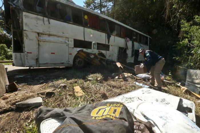 G1 - Ônibus que caiu em barranco no RS estava acima da velocidade permitida  - notícias em Rio Grande do Sul