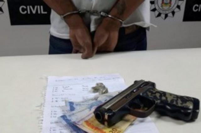 Jovem é preso ao traficar drogas e ameaçar usuários com arma falsa em Porto Alegre Divulgação/Polícia Civil