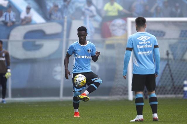 Os obstáculos que impedem Lincoln de ganhar sequência no Grêmio
