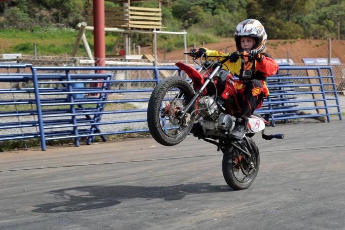 Levar criança em motos? Agora, só se ela tiver de 11 anos para cima