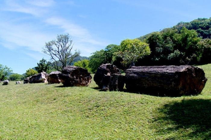 Rota Caminho das Origens leva visitante a gruta, cascatas e história na região central do Estado