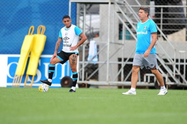 Renato mantém aberta chance de Grêmio ter time misto no Gre-Nal: Tenho 25 jogadores concentrados