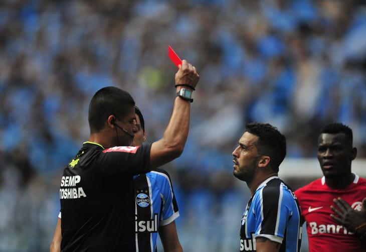 Grêmio promete multa a Edílson, mas cita revide de Dourado em confusão