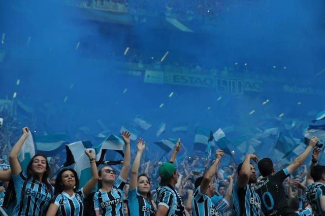 Escaldados, torcedores gremistas esperam ver para crer no título da Copa do Brasil