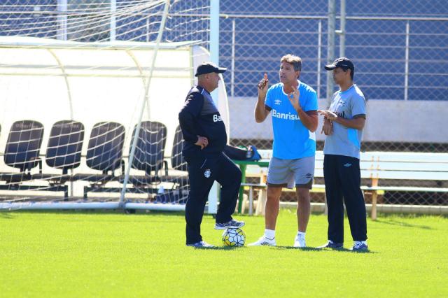 Renato faz treino com bola, mas não esboça time para enfrentar o Sport