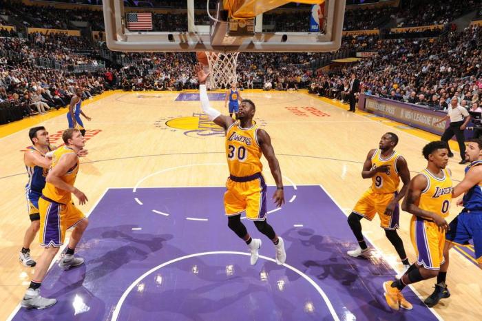 Lakers desafiam NBA moderna e transitam entre eras do basquete