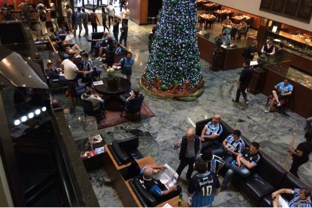 Preocupada, direção do Grêmio blinda jogadores da euforia da torcida no hotel