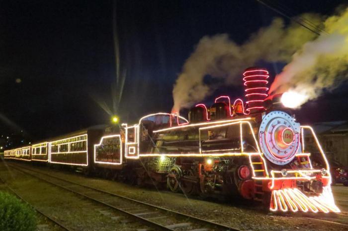 Trem Trenzinho Natalino Maria Fumaça Com Musica E Led D Luxo