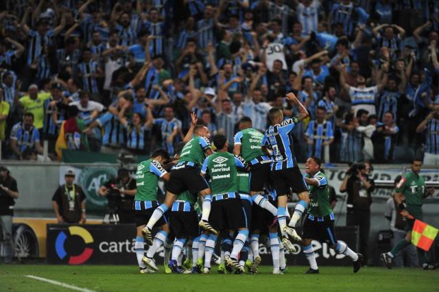 Gremistas celebram fim do jejum e das humilhações: O campeão voltou