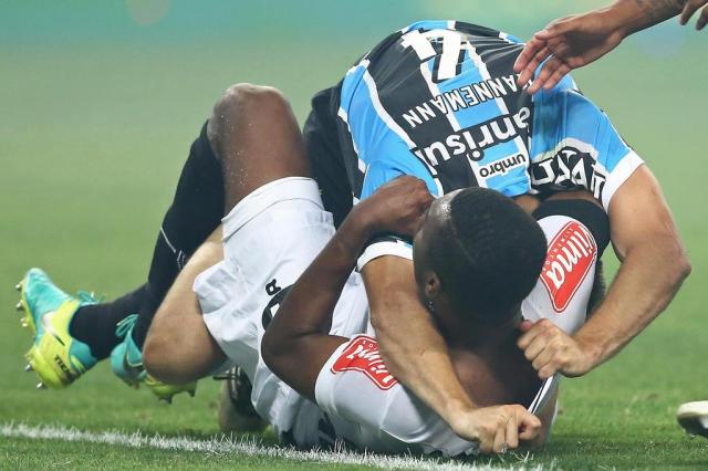 Erazo é suspenso por quatro jogos por agressão em Kannemann