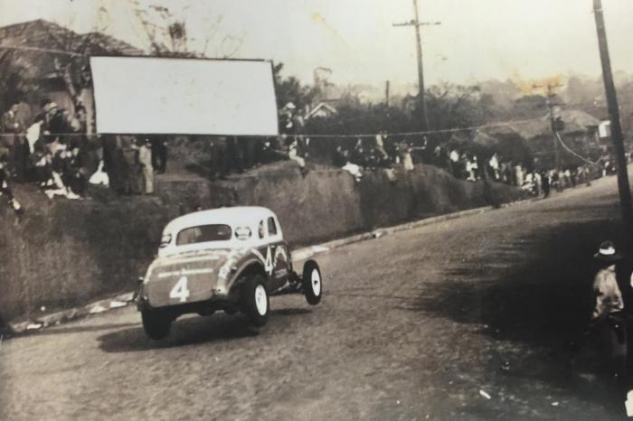 Carros De Corrida Antigos Dos Anos 60 Grande Competição Em Grupo Em  Formação De Pista, Volta Com Imagem Editorial - Imagem de velho, porquinho:  231610660