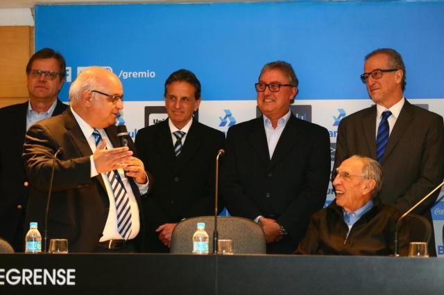 Romildo Bolzan toma posse como presidente e fala em união política no Grêmio