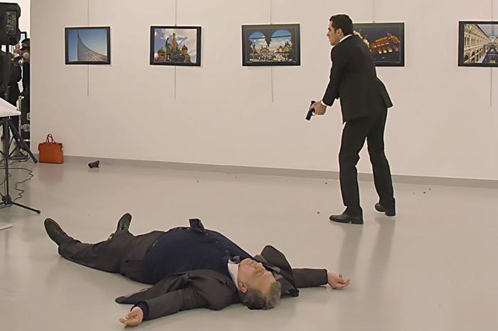 Embaixador russo assassinado é homenageado em jogo da Liga dos