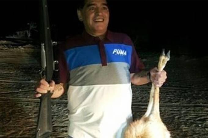 Foto de Maradona após caçar animal em extinção viraliza e causa revolta