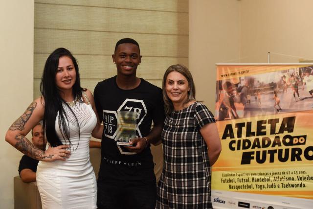 Morador de Canoas, Lincoln recebe prêmio de destaque esportivo da cidade