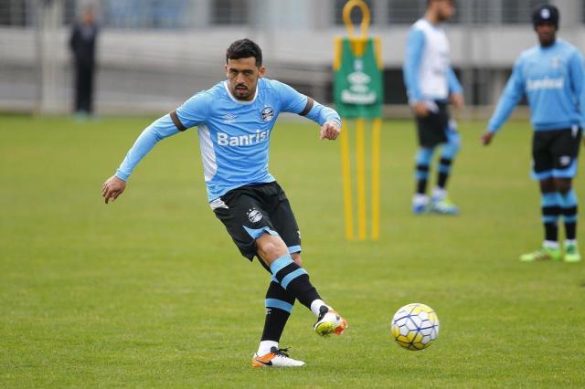 Lateral-direito do Grêmio passa por artroscopia no joelho direito