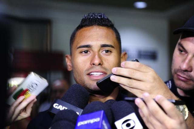 Kayke chega a Santos e evita polêmica com Grêmio