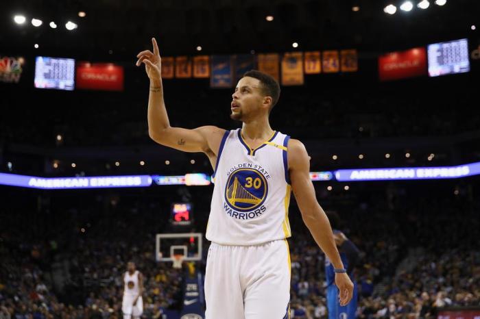 Stephen Curry se torna o 2º jogador com mais cestas de três na NBA