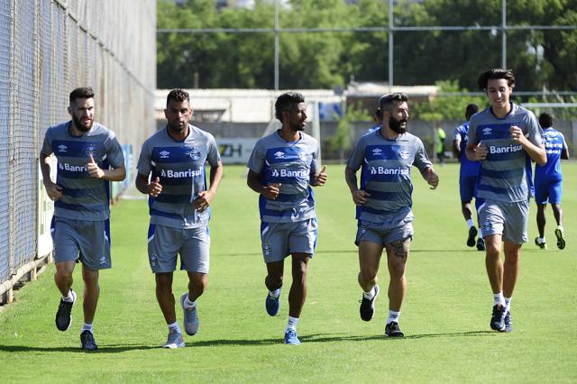 Preparador físico do Grêmio destaca boa forma de Léo Moura