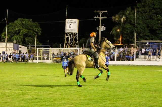 A cavalo, BM tira torcedores do Grêmio de campo após Gre-Nal na Copa Santiago