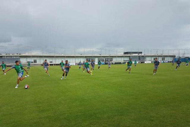 Com Edílson de volta, Renato comanda treino do Grêmio com foco na finalização