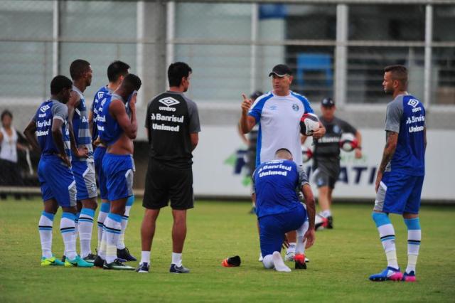 Grêmio deve um mês de salário e férias aos jogadores