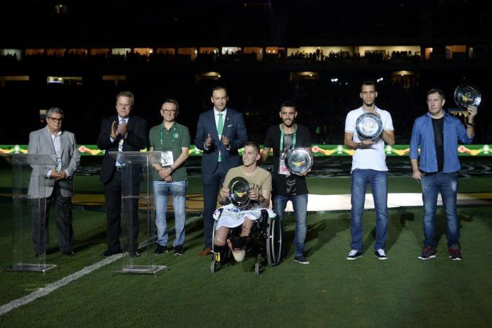 Brasil vence a Colômbia em amistoso com homenagens à Chapecoense