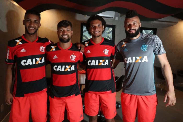 Respondendo a @adm do FLAMENGO LATERAIS ESQUERDOS com 21 anos ou